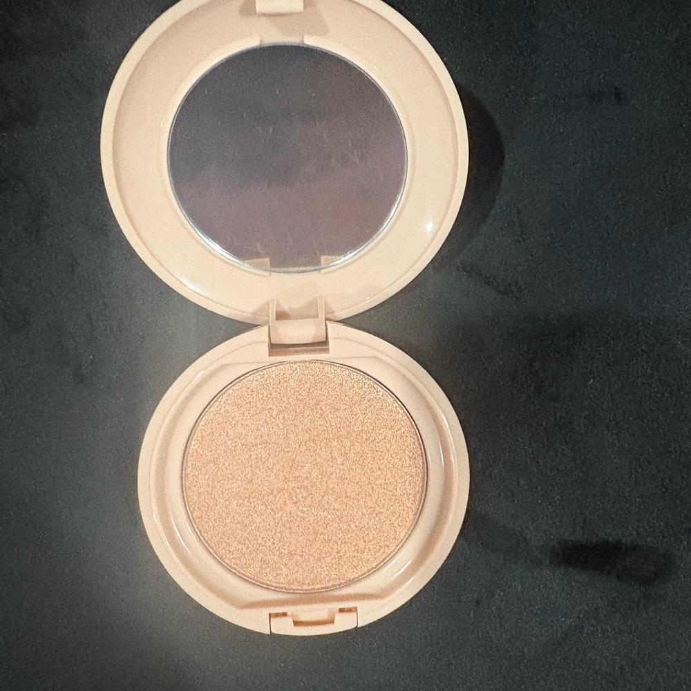 Luminous Beige Highlighter by [Brand]